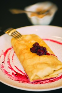 Crépe with mixed berries and cinnamon cream cheese is a star of the menu. (Photo by Joe del Tufo)
